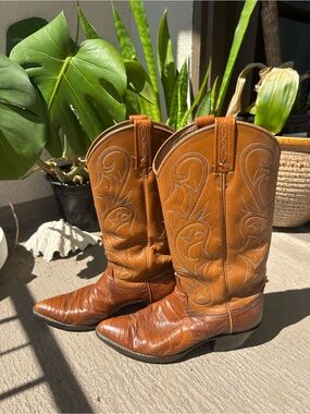 Classic Tan Leather Cowboy Boots - Western Style